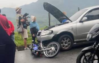 En este accidente, ocurrido en la autopista Medellín-Bogotá, en Cocorná, un motociclista falleció en la tarde del lunes festivo. FOTO: CORTESÍA MI ORIENTE