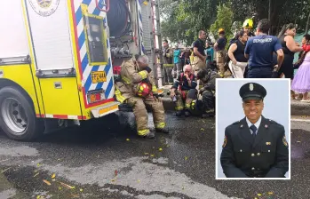 Los bomberos que estaban atendiendo la conflagración registrada dentro de una casa del barrio Toscana, de Medellín, lamentando la muerte de su compañero Iván Darío Posada Gómez, de 34 años. FOTOS: CORTESÍA