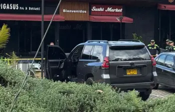 De esta camioneta descendió la víctima de este ataque sicarial en el Mall Indiana, en Envigado. FOTO: CORTESÍA