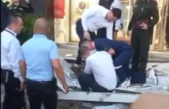 Personal de atención del centro comercial Mayorca atendieron a la persona lesionada por el colapso de una estructura. FOTO: CORTESÍA