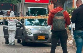 Dentro de este carro particular las autoridades encontraron el cuerpo sin vida de Brayan Stiwart Galvis Agudelo, de 26 años, en el barrio Boston, comuna 10 (La Candelaria). FOTO: Cortesía