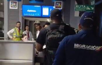 Estos extranjeros fueron devueltos dos veces de Colombia, primero desde Bogotá y luego desde Medellín. Las autoridades se dieron cuenta que estos productores y actores de cine para adultos no contaban con los permisos respectivos. FOTO: CORTESÍA MIGRACIÓN COLOMBIA