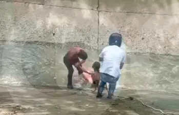 Este fue el momento en el que rescataron a Luisa Fernanda Gómez Ortega, de 36 años, luego de que le prendieran fuego cuando estaba en un cambuche de la canalización de la quebrada La Guayabala, en el suroccidente de Medellín. FOTO: CORTESÍA