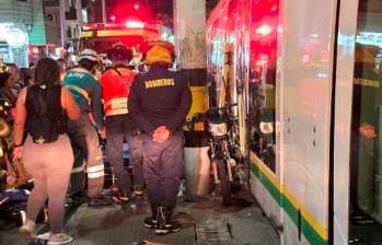 Así quedó la motocicleta, entre el poste y el coche tranviario en el barrio Gerona, oriente de Medellín, en un acto de imprudencia por parte del motorizado. FOTO: CORTESÍA