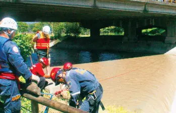 Esta imagen corresponde a cuando los bomberos de Medellín estaban haciendo la búsqueda de Carlos Iván Aguirre, de 49 años, quien había desaparecido en medio de las labores de rescate. FOTO: Archivo EL COLOMBIANO