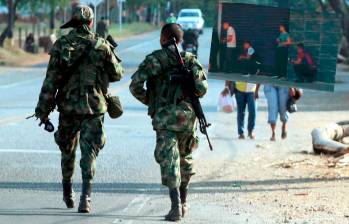Un militar resultó lesionado en Carepa, Urabá antioqueño, luego de los enfrentamientos entre la Policía y el Ejército, en medio de los confusos hechos. FOTOS: MANUEL SALDARRIAGA Y CORTESÍA