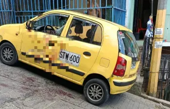 Dentro de este taxi se movilizaba el conductor que fue atacado con arma blanca, luego de que su pasajero se negara a pagarle la carrera, que había tomado en el centro de Medellín. FOTO: CORTESÍA