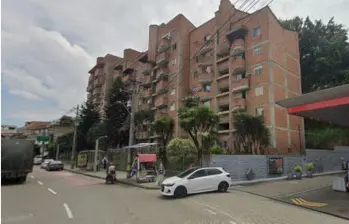 Dentro de estos edificios, en el barrio Manrique Central, ocurrió la muerte de Luz Rocío Posada Henao, de 77 años. FOTO: GOOGLE MAPS