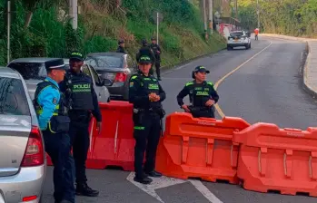 La vía Las Palmas y los accesos al barrio Loreto estuvieron cerrados mientras se hacía una verificación a la zona, en medio del temor de las comunidades. FOTO: JULIO CÉSAR HERRERA