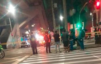 Esta escena corresponde al accidente ocurrido en la madrugada de este miércoles en la avenida 33 con Bolívar, en el centro de Medellín, luego de que dos motos colisionaran, provocando la muerte de uno de los conductores. FOTO: CORTESÍA