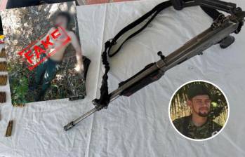 En el procedimiento contra Néider Yesid Uñates López, alias Primo Gay, le incautaron su fusil y su teléfono celular, los cuales servirán como material probatorio en el proceso que se le llevan en su contra. FOTOS: CORTESÍA CUARTA BRIGADA