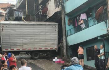 Este camión se deslizó por la pendiente y antes de golpear contra la vivienda provocó la muerte del menor de edad. FOTO: CORTESÍA DENUNCIAS ANTIOQUIA
