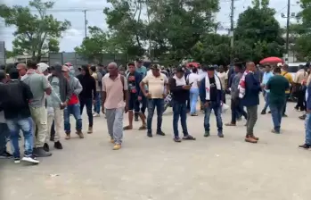 Los mineros están al costado de la carretera, cumpliendo el acuerdo de permitir el paso de vehículos de manera libre por tres horas. FOTO: CORTESÍA