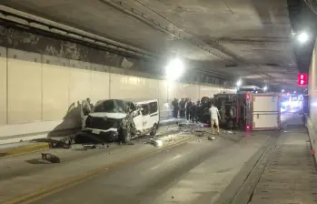 Este fue el accidente ocurrido dentro del Túnel de Oriente, luego de que estos dos vehículos se encontraran de frente. FOTO: CORTESÍA
