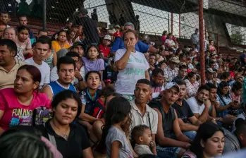 Cientos de desplazados continúan llegando al Estadio General Santander, en busca de ayuda y refugio frente a la actual situación de violencia en el Catatumbo, por los enfrentamientos entre el ELN y las disidencias de las Farc. Foto: Colprensa