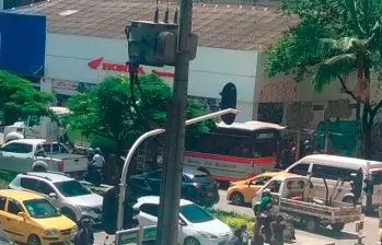 Dentro de este concesionario de motos se presentó el intento de hurto y los posteriores disparos que dejaron a dos personas lesionadas. FOTO: CORTESÍA