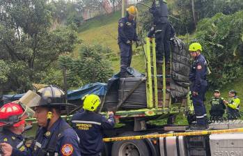 Personal del Cuerpo de Bomberos de Itagüí se encargó de retirar este material metálico, que tiene un peso aproximado a los 2.000 kilos por rollo. Agentes del CTI de la Fiscalía avanzan en las labores judiciales. FOTO: CORTESÍA ALCALDÍA DE ITAGÜÍ
