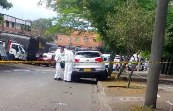 El conductor de la camioneta que estaban persiguiendo las autoridades tuvo que ser trasladado a un centro asistencial, mientras quedaba bajo custodia policial. FOTO: CORTESÍA