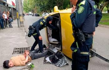Tras el volcamiento de este taxi, el señalado responsable del ataque en el que el trabajador de una estación de gasolina en Rionegro resultó herido, habría intentado enfrentarse a la Policía y terminó lesionado. FOTO: CORTESÍA