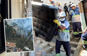 Mientras los funcionarios de la Alcaldía de Medellín apoyan la evacuación de las familias que tienen sus hogares al lado de las quebradas La Mansión y La Máquina, delincuentes estarían provocando incendios forestales en las zonas cercanas. FOTOS: CORTESÍA