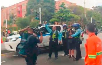 Este es el momento en el que los guardas muestran al hombre al que habrían señalado de intentar agredir al agente, luego de que no les permitieran pasar por el cierre de la avenida 80. FOTO: Alejandra Morales