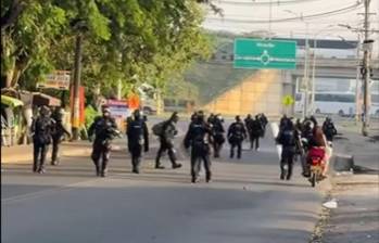 La Undmo tuvo que intervenir para que los mineros no volvieran a bloquear la vía a la Costa, en Caucasia, durante la operación retorno. FOTO: CORTESÍA LA NOTICIA.COM