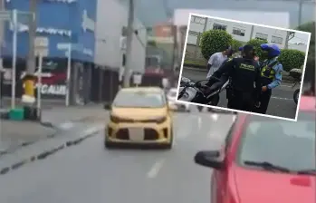El conductor de este taxi se escapó en reversa en un operativo de la Secretaría de Movilidad de Medellín y lo interceptaron en una persecución en La Minorista. Allí habría agredido a un guarda de tránsito. FOTOS: CORTESÍA
