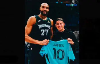 James junto al basquetbolista francés, Rudy Gobert-Bourgarel, quien juega en los Timberwolves, compartiendo antes del duelo de la NBA. FOTO TOMADA X@Timberwolves