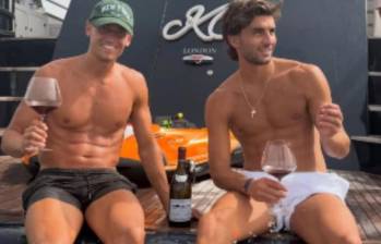 Las fotografías de Ferran Torres y Marcos Llorente durante sus vacaciones en Ibiza se hicieron virales y desataron especulaciones en redes sociales, aunque ninguno de los futbolistas ha respondido a los rumores. FOTO: tomada de Instagram vía Ferran Torres.