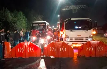 Este es uno de los cierres viales registrados en las vías hacia el Suroeste antioqueño desde la mañana de este lunes por cuenta de las protestas por las demoras en los trabajos de mantenimiento de emergencias. FOTO: CORTESÍA