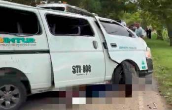 Este fue el vehículo comprometido en el choque con una moto, accidente que produjo al parecer varios muertos y heridos. FOTO: CORTESÍA
