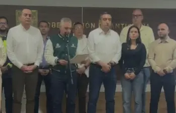 El gobernador de Antioquia hizo el anuncio de su intención de presentar una nulidad contra la suspensión de las órdenes de captura en compañía de los alcaldes del Valle de Aburrá. FOTO: Cortesía