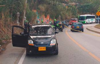 Dentro de este carro encontraron el cuerpo sin vida de León Ángel García Meneses, de 48 años, quien iba como pasajero de este automotor. FOTO: CORTESÍA