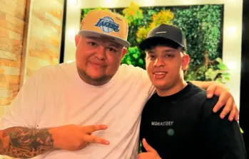 Juan David Castaño Vargas (der.), de 21 años, era el hijo mayor de Jeihhco (izq.), uno de los líderes culturales más fuertes de la comuna 13 (San Javier). FOTO: TOMADA DE INSTAGRAM @jeihhco).