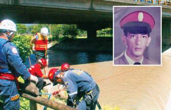 Esta imagen corresponde a cuando los bomberos de Medellín estaban haciendo la búsqueda de Carlos Iván Aguirre (detalle), de 49 años, quien había desaparecido en medio de las labores de rescate. FOTO: Archivo EL COLOMBIANO