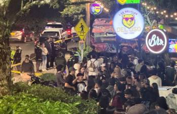 Mientras decenas de personas estaban haciendo fila en las afueras de un restaurante de hamburguesas, un hombre armado intento cometer un hurto. FOTO: CORTESÍA
