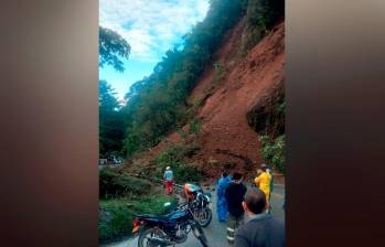 Este deslizamiento en la vía Santa Fe de Antioquia-Cañasgordas cerró por completo el paso al Urabá antioqueño. FOTO: Cortesía Teleregión