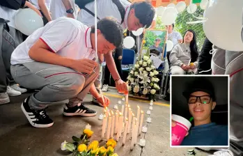 Los compañeros de estudio de Marlon Rivas Rojas, de 17 años, le rindieron homenaje en las instalaciones de la Institución Educativa López de Mesa, al tiempo que hacían protestas para pedir justicia por su muerte. FOTO CORTESÍA