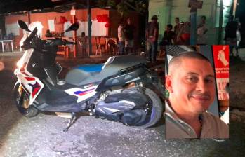 Al lado de esta moto quedó el cuerpo de Juan Camilo Góez Ruiz (foto detalle), alias Dimax, uno de los hombres más importantes de Clan del Golfo en Antioquia. FOTOS: Cortesía