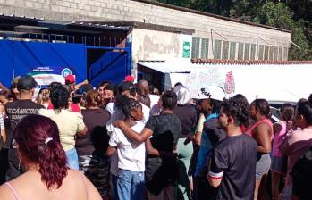 Dentro de la Institución Educativa Gabriel García Márquez, en el oriente de Medellín, ocurrió la situación que dejó a un estudiante lesionado. Los padres de familia se aglomeraron en las afueras de la institución para verificar el estado de sus hijos. FOTO: CORTESÍA