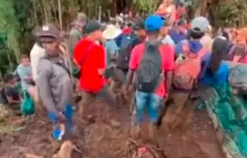 Los militares se encuentran acorralados por cerca de 600 personas del corregimiento Honduras, de El Tambo, Cauca. FOTO: CORTESÍA
