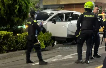 Así quedó el carro en el que se movilizaba Jesús David Villa Lamadrid, de 26 años, luego de ser atacado por sujetos desde una motocicleta en el barrio Estadio. FOTO: CORTESÍA