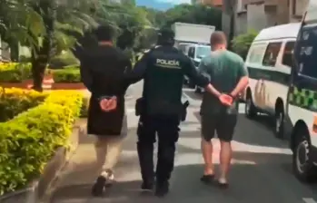 Este es el momento en el que las autoridades capturaron a un colombiano y a un norteamericano por la presunta explotación de dos menores de edad, las cuales fueron aprehendidas por un caso de hurto por el cual denunciaron inicialmente. FOTO: CORTESÍA