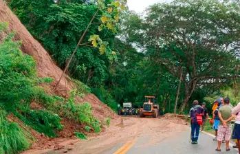 Los trabajos con maquinaria amarilla permitieron la reapertura total de la vía Bolombolo-Peñalisa desde la tarde de este viernes. FOTO: Cortesía Denuncias Antioquia