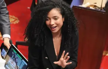Siguen las acusaciones sobre la validez del titulo universitario de la viceministra de juventud, Juliana Guerrero. Imagen: redes sociales. 