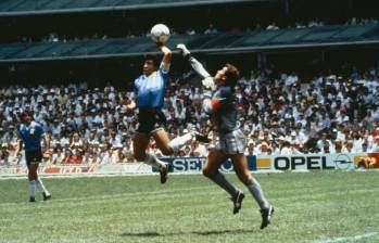 La polémica jugada cuando Diego Armando Maradona toca con la mano el balón ante la salida del arquero inglés Peter Shilton y convierte el histórico gol de la “Mano de Dios” en México 1986. FOTO GETTY