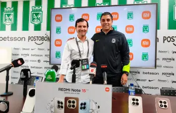 Juan Pablo Cortés, vocero de Xiaomi en Colombia (izq.), y Andrés Restrepo Sánchez, director comercial de Atlético Nacional, durante el anuncio de la alianza tecnológica entre la marca y el club. FOTO suministrada por MGC Global Group