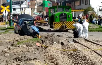Organismos de socorro y autoridades atendieron la emergencia tras el accidente ferroviario ocurrido en un sector urbano de Duitama. FOTO tomada de redes sociales