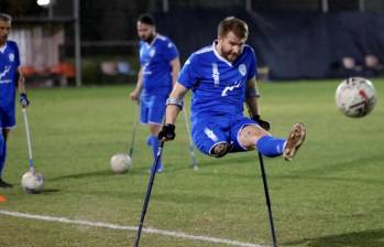 Ben Binyamin no se dejó ganar por su lesión y ahora entrena con el equipo de fútbol de amputados de Israel en Tel Aviv y se proyecta para ser figura en le Eurocopa. FOTO: AFP