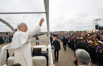 El saludo del Papa a los fieles angoleños a su llegada a la explanada de Kilamba para la santa misa. FOTO: Vatican Media.